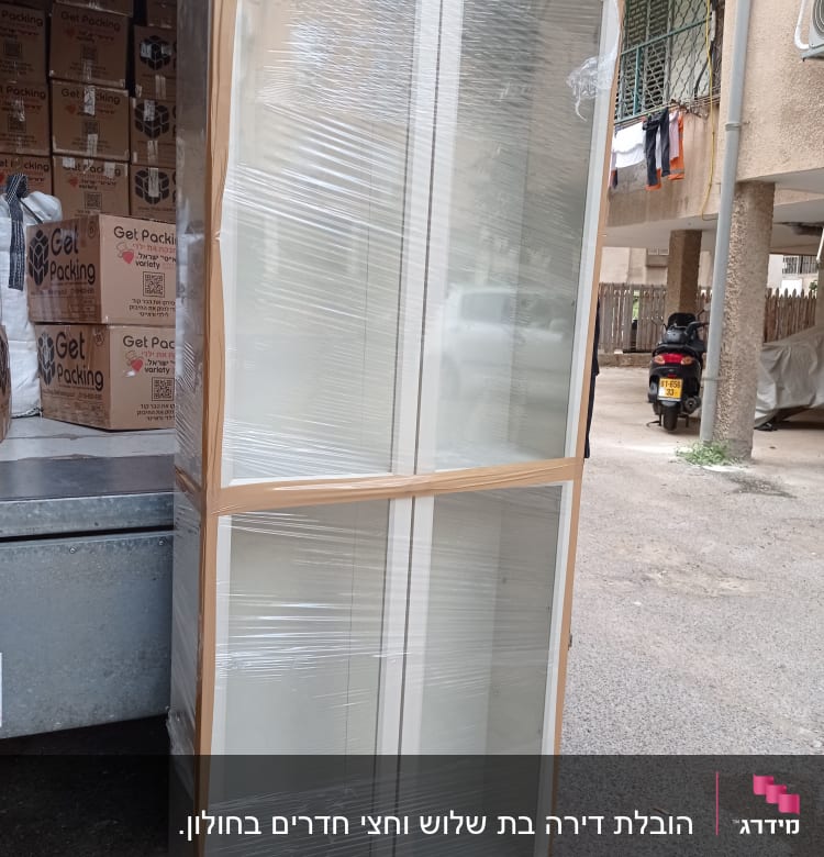 ארון עטוף בניילון מוכן להובלה